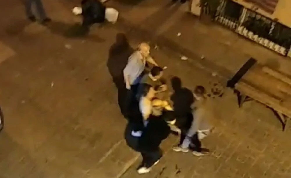 Çocuklar kavga etti, babalar birbirini vurdu