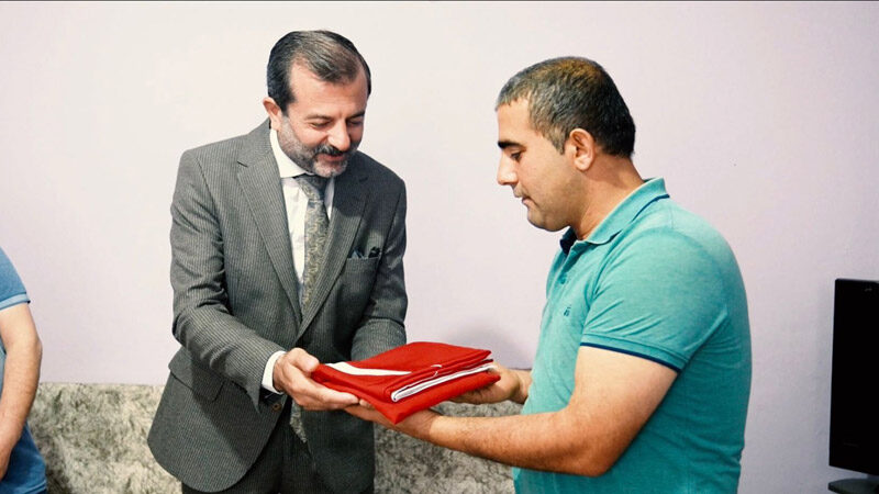 Başkan Işık’tan Akyol ailesine bayrak hediyesi Gürsu’nun Yenidoğan Mahallesi’nde yaşayan Ercan Akyol, çöpte bulduğu Türk Bayrağını