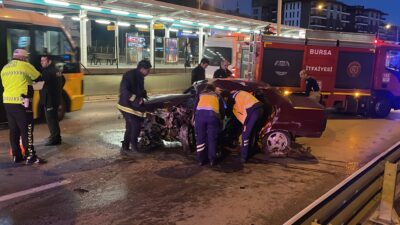 Otomobil Bursaray’ın duvarına çarptı