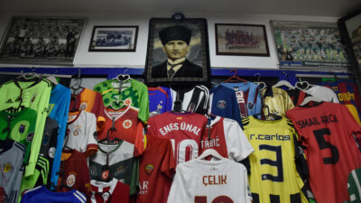 Bursa’daki bu dükkanda bir hazine yatıyor! Roberto Carlos, Edin Dzeko…