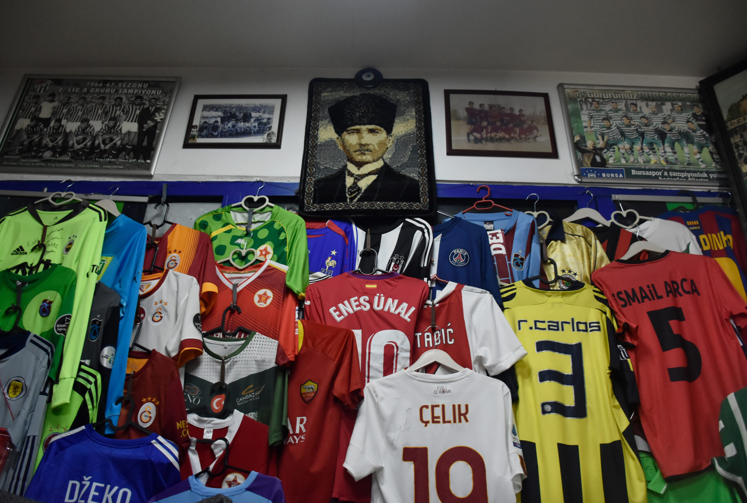 Bursa’daki bu dükkanda bir hazine yatıyor! Roberto Carlos, Edin Dzeko… Bursa’daki bu dükkanda bir hazine yatıyor! Roberto Carlos, Edin Dzeko…