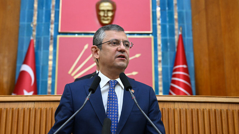 CHP lideri Özgür Özel’den anayasa açıklaması Partisinin grup toplantısında konuşan CHP Genel Başkanı Özel, siyasetteki yüzde