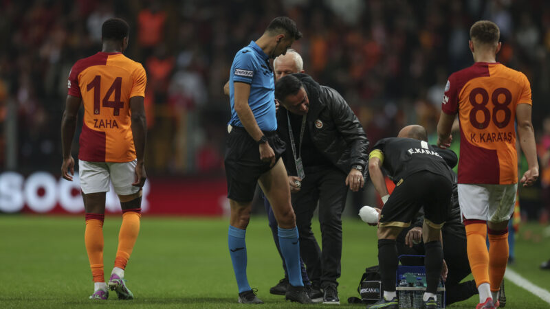 Hakem Ali Şansalan maça devam edemedi Galatasaray-Alanyaspor 53. dakikasında maçın hakemi Ali Şansalan, sakatlığı nedeniyle maçı