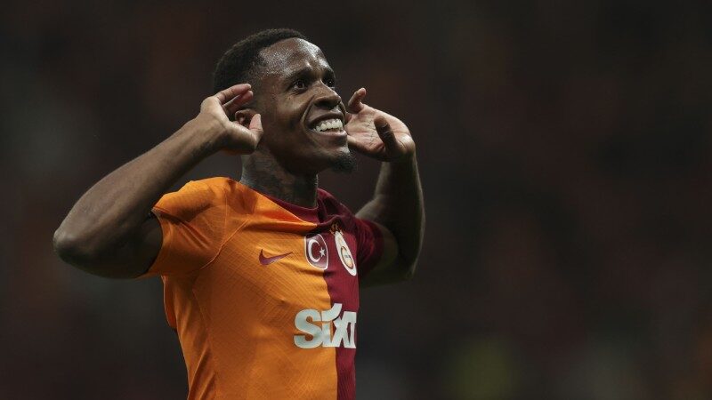 Zaha gollerine devam ediyor Galatasaray'ın Fildişi Sahilli yıldızı Wilfried Zaha, ligdeki son 3 maçta