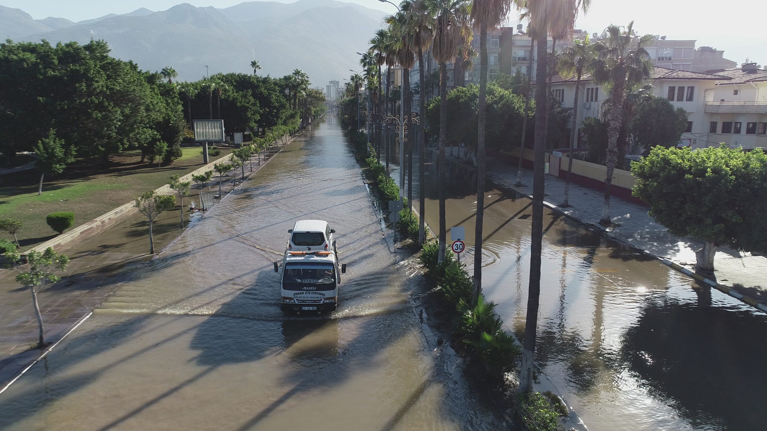 İskenderun’da taşkın hâlâ çekilmedi İskenderun’da taşkın hâlâ çekilmedi