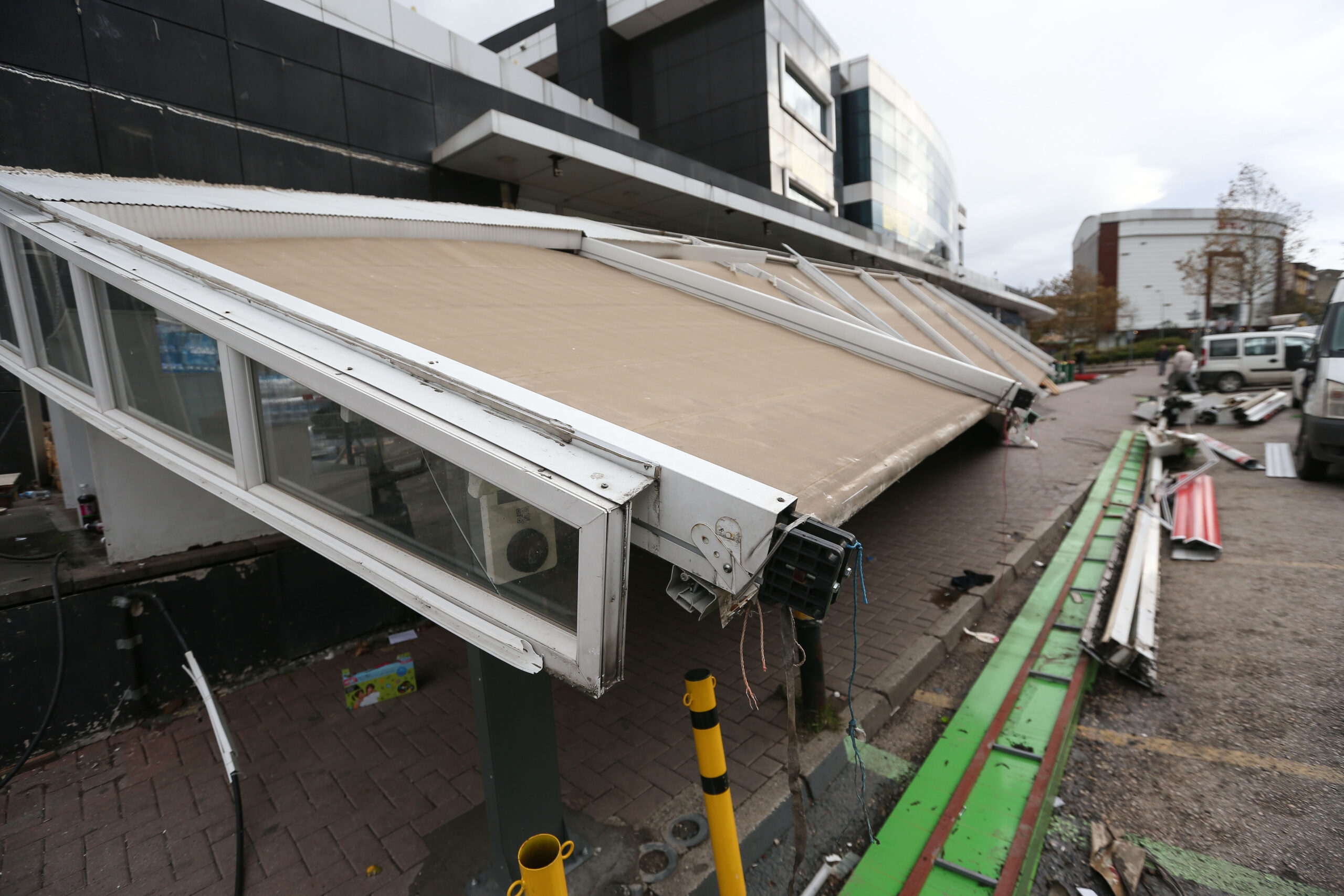 Bursa’da fırtına kâbusu! Saatteki hızı 100 kilometreye yaklaştı