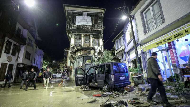 Bursa'nın Mudanya ilçesinde şiddetli yağış, hayatı olumsuz etkiledi.