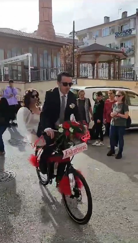 Bursa’da gelin bisikleti! Böylesine ender rastlanır… Bursa’da gelin bisikleti! Böylesine ender rastlanır…