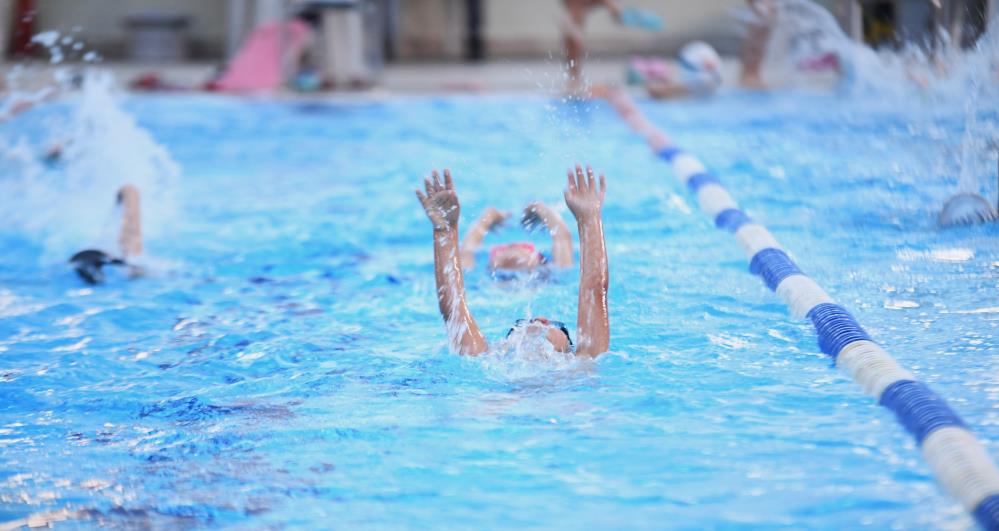 Bursa’da minik yüzücüler kulaçlarını Atatürk’ü anmak için attı