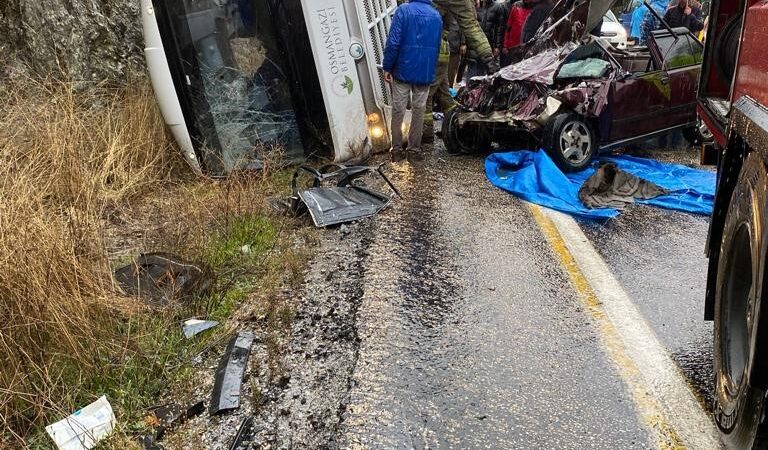 Bursa’da feci kaza! Ölü ve yaralılar var Bursa’da taziye yakınlarını taşıyan otobüs ile otomobil çarpıştı. Kazada 1