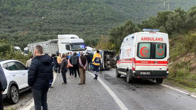 Bursa’da minibüs devrildi Bursa'da devrilen minibüste sıkışan 2'si kadın 3 kişi itfaiye ekipleri
