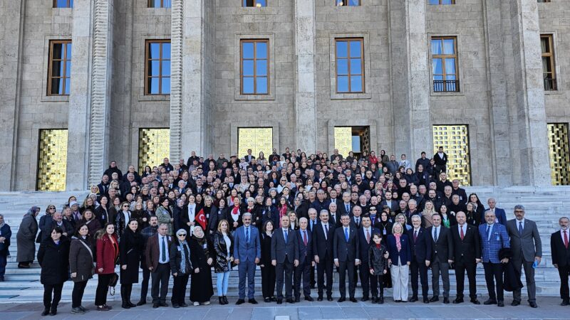 Bursa’da Ankara’ya 650 kişiyle çıkarma! CHP Genel Başkanı Özgür Özel’e ziyaret… Bursa’daki Balkan göçmenlerinden oluşan yaklaşık 650 kişilik heyet, kendisi de