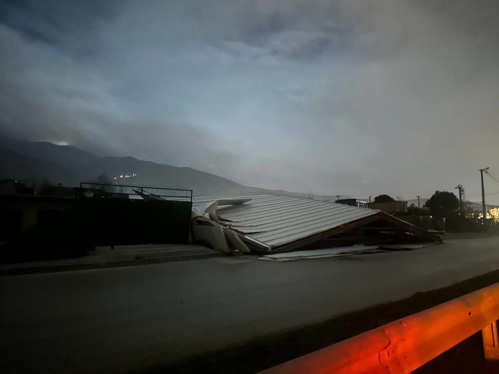 Bursa’da cam fabrikasının çatısı uçtu!