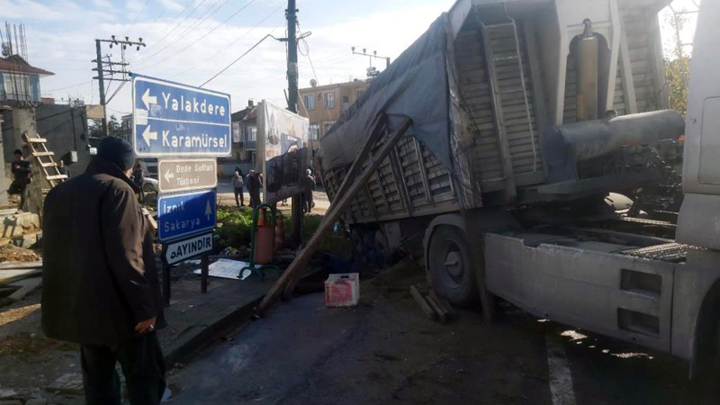 Bursa’da 25 tonluk TIR kanala düştü