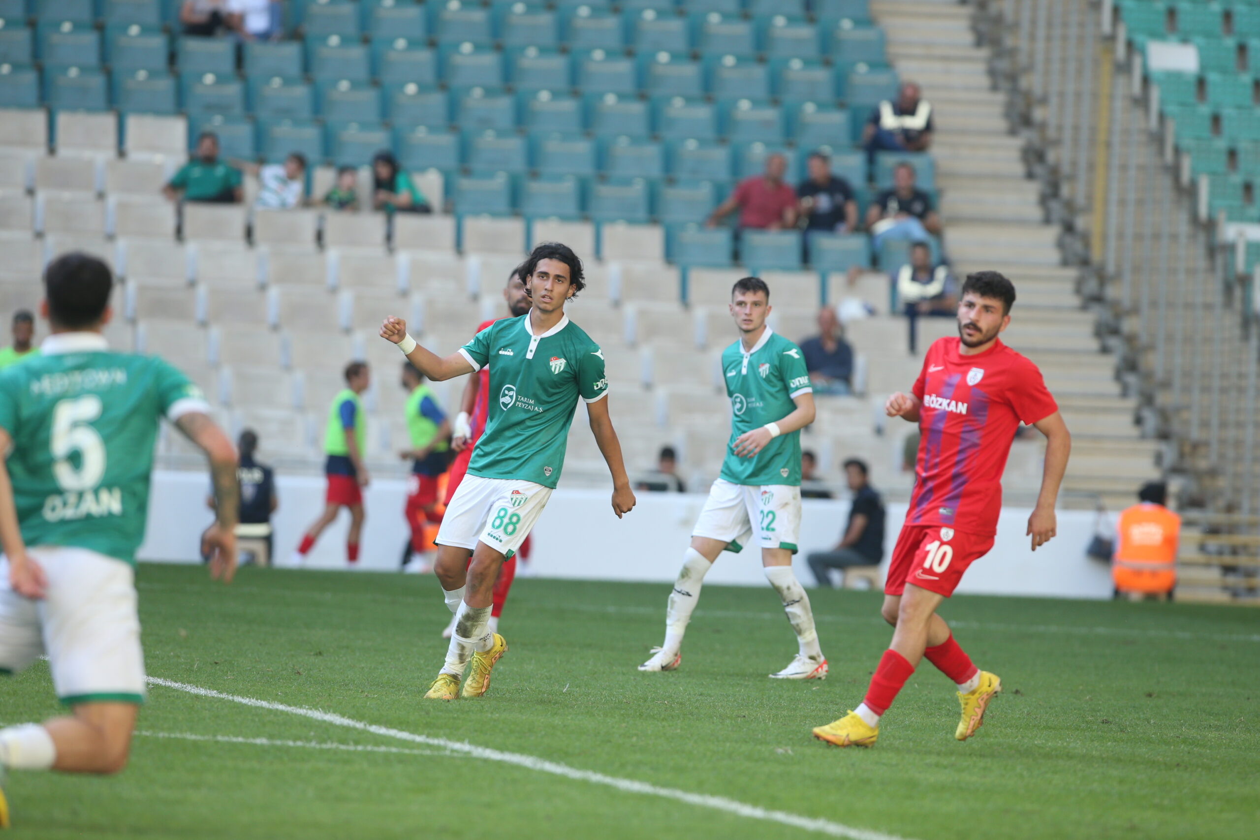 Süper Lig ekibi Bursasporlu iki oyuncuda ısrarcı!