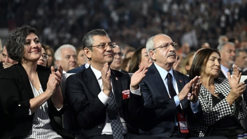 Ayrı bir salonda gerçekleştirilen oy verme işleminde 1366 kurultay delegesi,