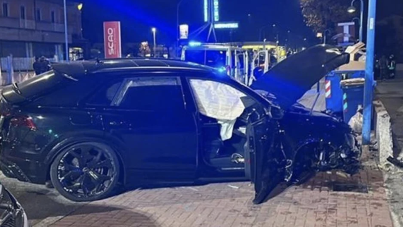 Adana Demirsporlu Balotelli trafik kazası geçirdi! Adana Demirspor'un golcü oyuncusu Mario Balotelli, İtalya'da trafik kazası geçirdi.