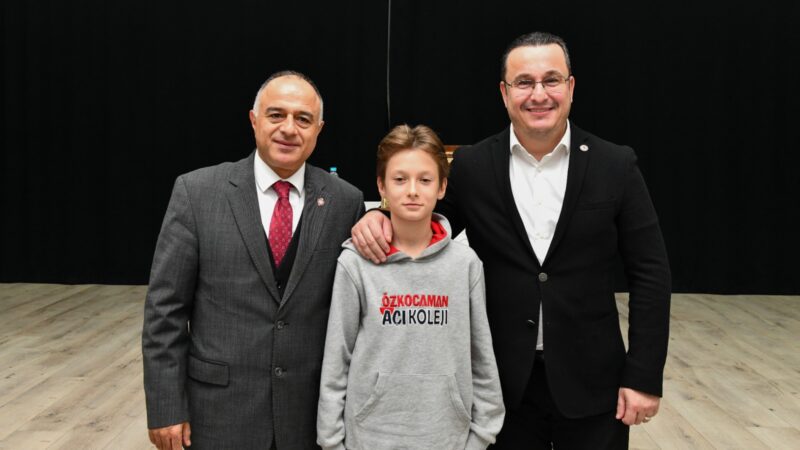 Okul Başkanı Ada Kıray seçim kampanyası sırasında "Mehmet Kanar’ı okula