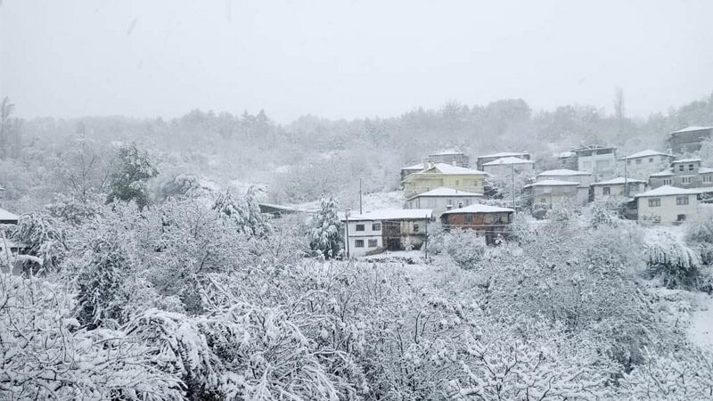 Bursa’nın bir ilçesi daha bembeyaz! Bursa'nın Orhaneli ilçesinde mevsimin ilk karı yağdı.