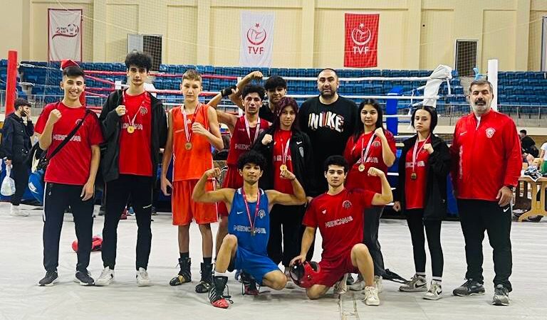 Bursa Emniyetspor'un boksörleri Bilecik'te düzenlenen 29 Ekim Cumhuriyet Bayramı Boks
