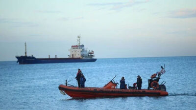 Batan gemiden bir kişinin daha cansız bedenine ulaşıldı