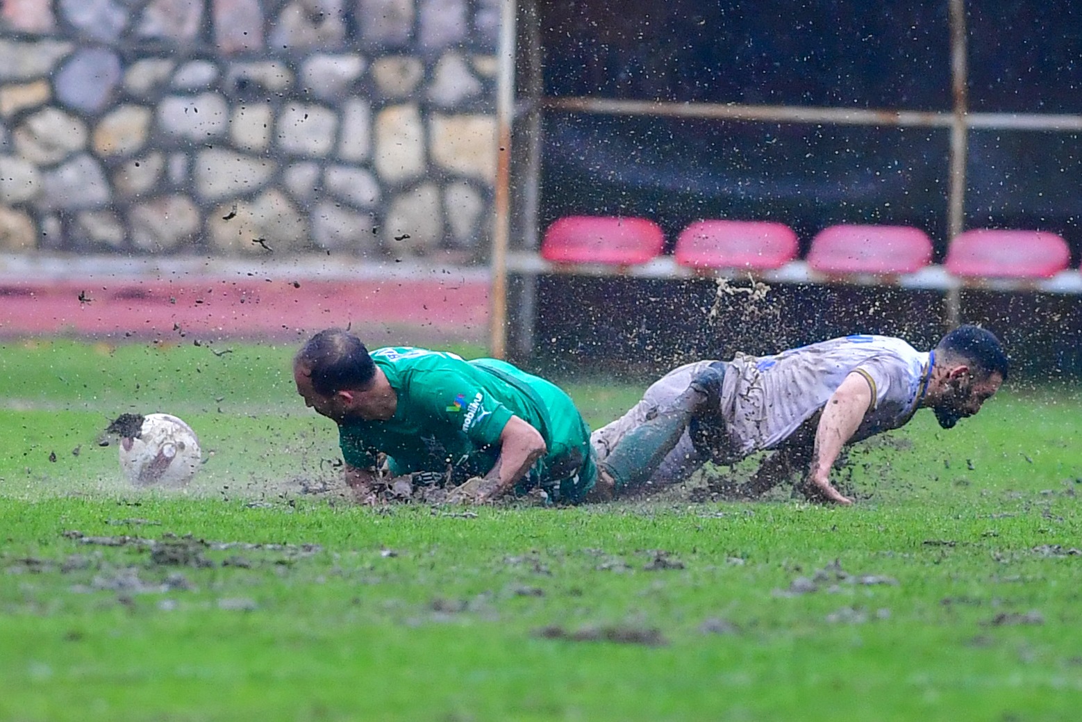 Bursa’da çamur adamların maçı! 3.Lig’deki Bursa ekibini bu zemin de durduramadı… Bursa’da çamur adamların maçı! 3.Lig’deki Bursa ekibini bu zemin de durduramadı…