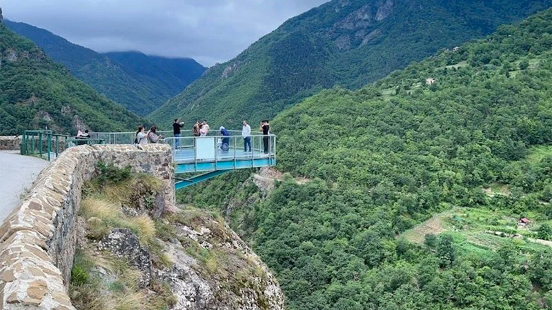 Korkunç ölüm! 220 metreden düştü