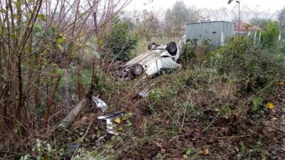 Bursa’da otomobil tarlaya uçtu