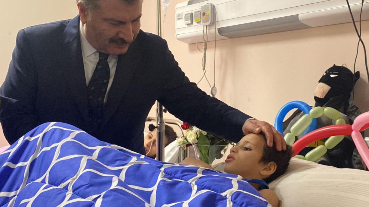 Bakan Koca Mısır’da Filistinli kanser hastası çocuklarla buluştu