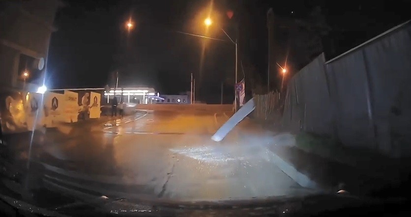 Bursa’da fırtına çatıları uçurdu