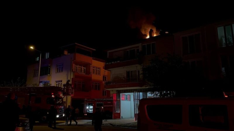 Bursa’nın Mustafakemalpaşa ilçesinde bir binanın bacasında yangın çıktı. Kısa sürede