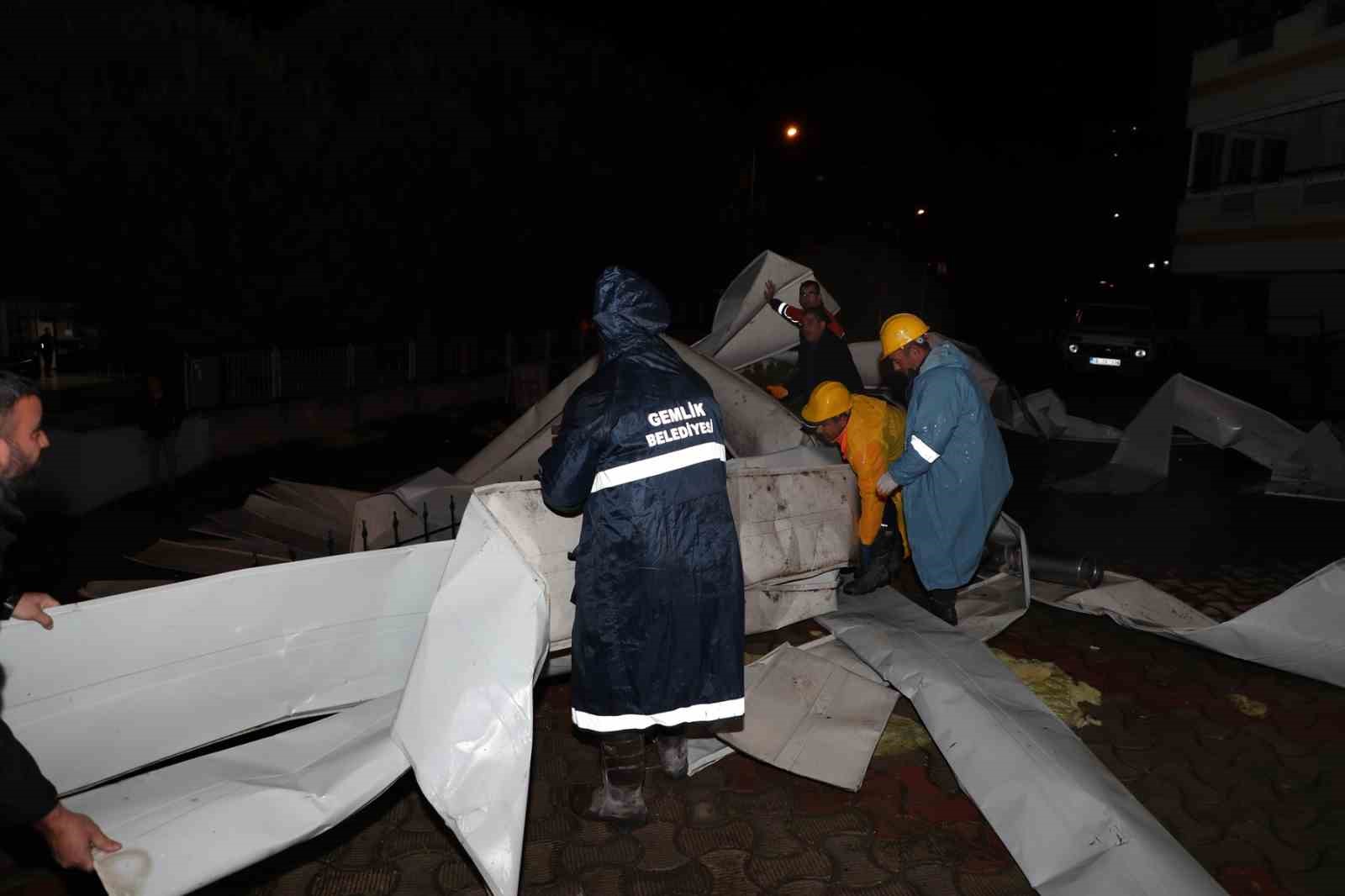 Bursa’da okulun çatısı uçtu!