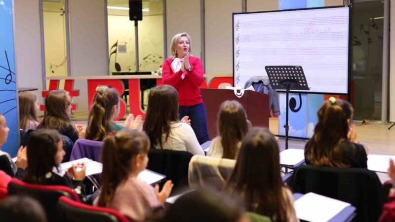 Bursa’da çocuk korosu çalışmalarına başladı Bursa Büyükşehir Belediyesi Orkestra Şube Müdürlüğü’nün her sene verdiği 23