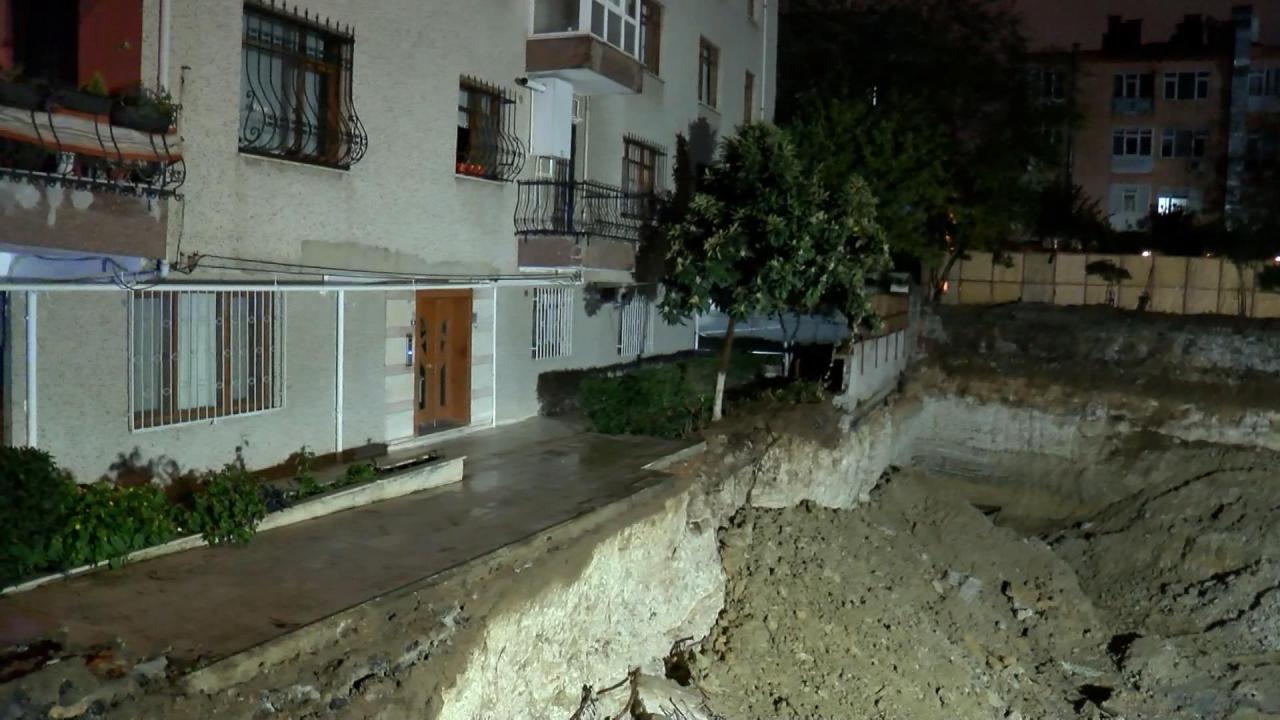 Temel kazısı sırasında başka binanın istinat duvarı çöktü
