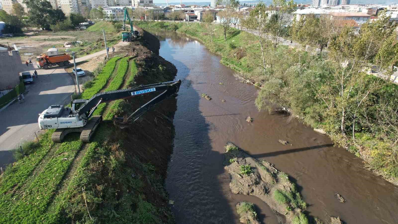 Bursa’da dereler taşkın riskine karşı temizleniyor