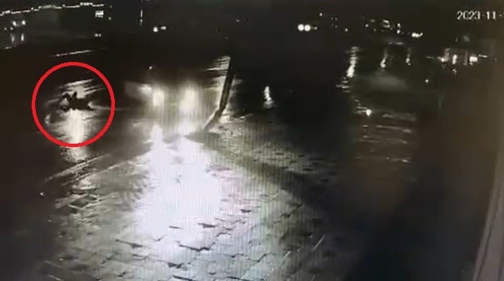 Bursa’da direğe çarptığı otomobilden fırladı, emekleyerek canını böyle kurtardı