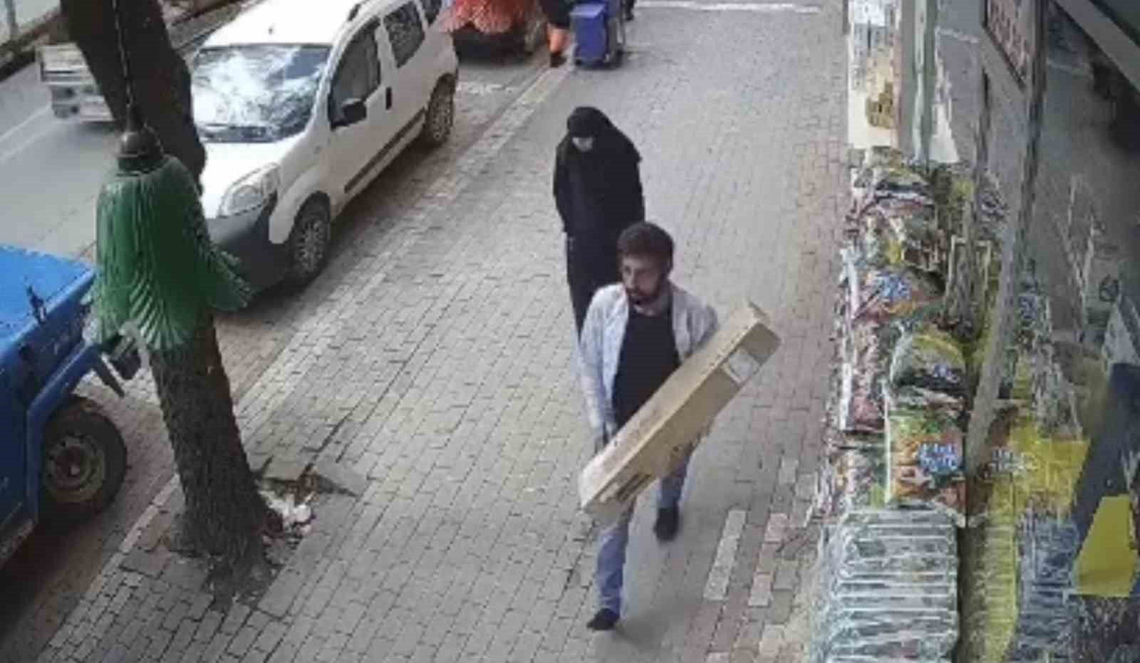 Bursa’da o anlar kamerada! Rahat tavırlarıyla dikkat çekti