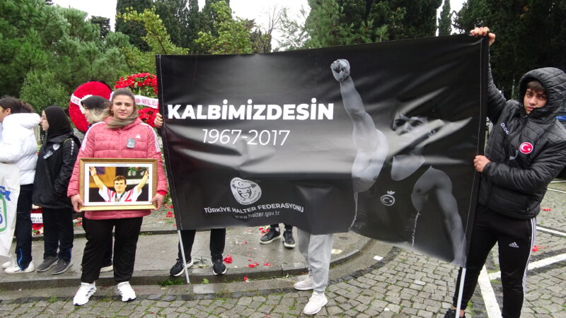 Dünya halterinin efsane ismi Naim Süleymanoğlu, ölümünün 6'ncı yıl dönümünde