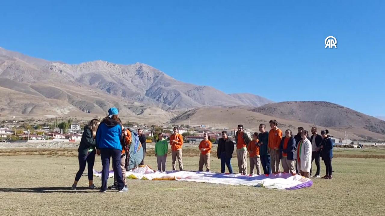 Erzincan’da özel çocuklar yamaç paraşütü heyecanı yaşadı