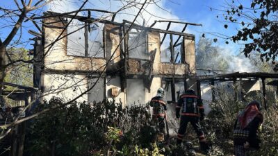 Sakarya’da çıkan yangın ahşap evi küle döndürdü