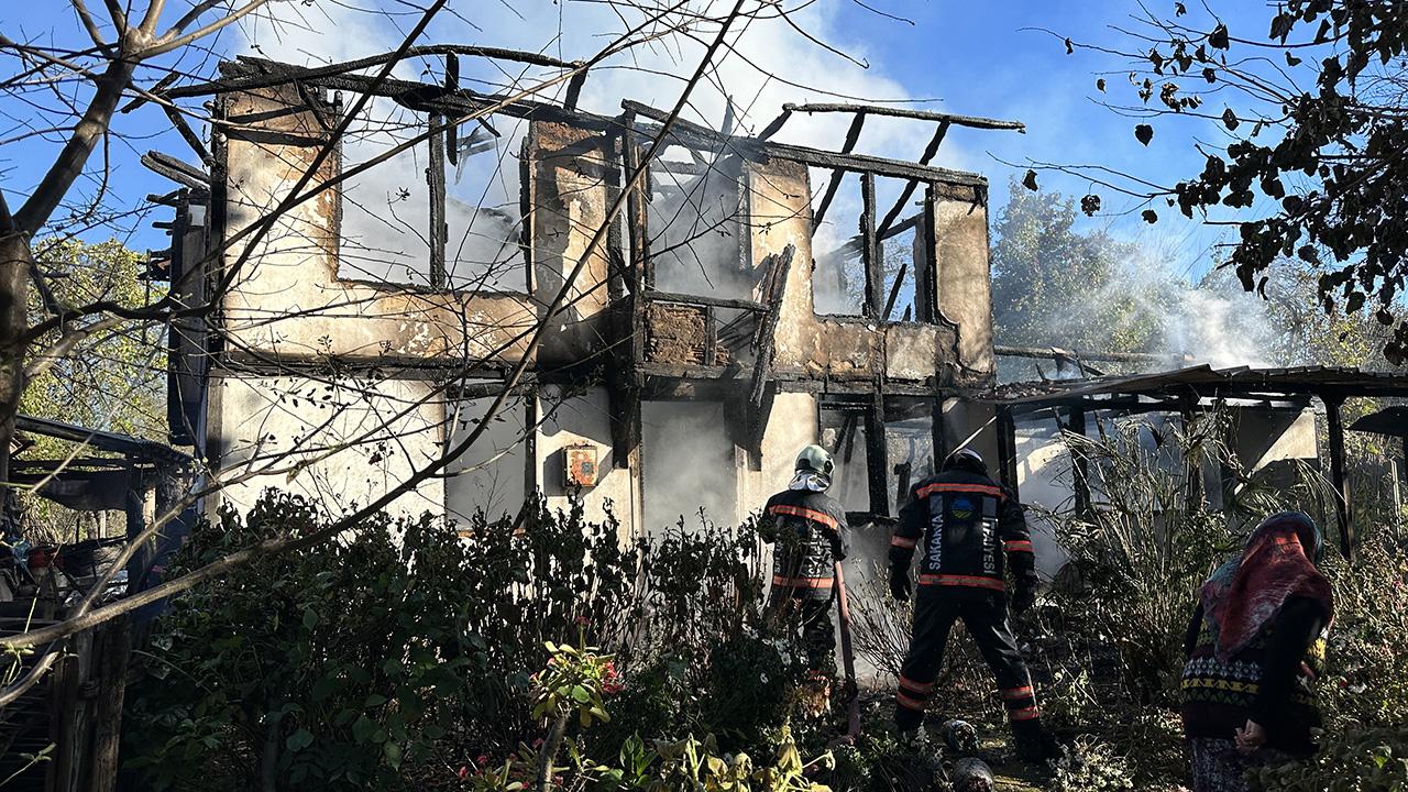 Sakarya’da çıkan yangın ahşap evi küle döndürdü