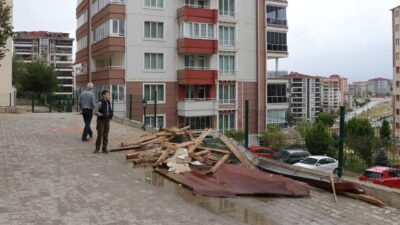 Edirne’de ağaçlar devrildi, binaların çatısı uçtu