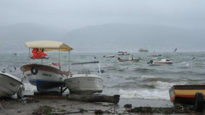 Fırtına tekneleri devirdi