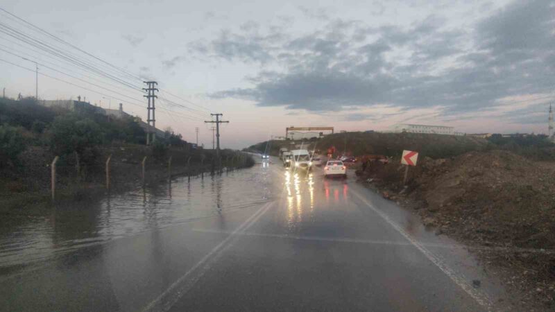 Gemlik’te sel suları yolu kapattı, trafik aksıyor Bursa’nın Gemlik ilçesinde sel suları karayolunu kapsayınca ulaşım aksadı.