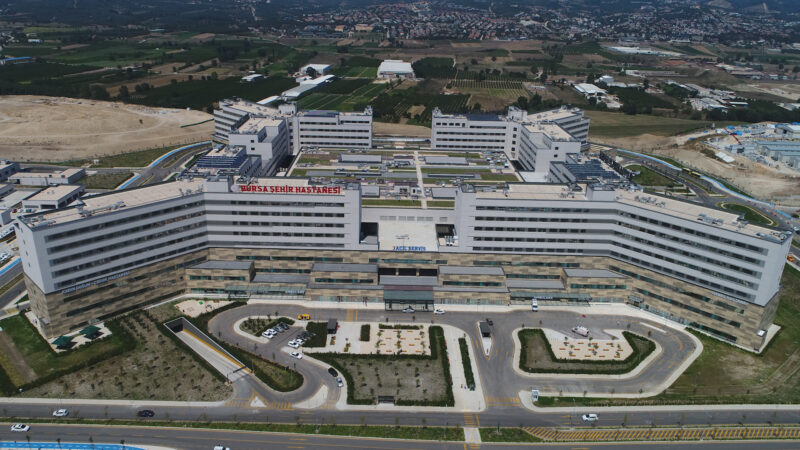 Bursa Şehir Hastanesi’nde hayat veren bir ilk! Bursa Şehir Hastanesi’nde kadavradan yapılan organ nakillerinin ardından, canlıdan canlıya