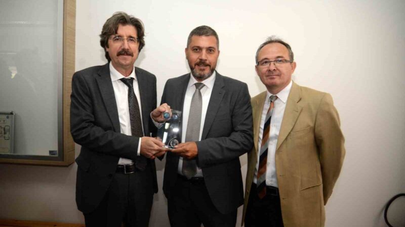 Uludağ Üniversitesi’ne yeni laboratuvar açıldı Avukat Hakan Dinçtürk’ün merhum annesi Asuman Dinçtürk adına yaptığı bağış