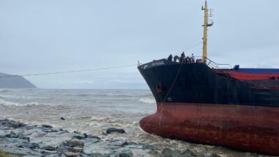 Kuru yük gemisi karaya oturdu