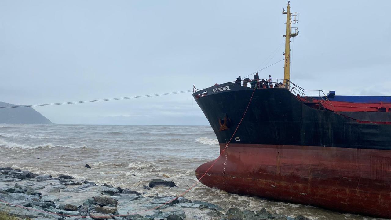 Kuru yük gemisi karaya oturdu