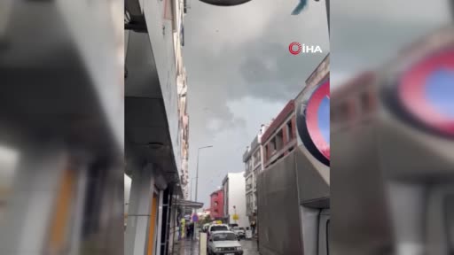 Korku dolu dakikalar! Hortum çatıları uçurdu, ağaçları devirdi Korku dolu dakikalar! Hortum çatıları uçurdu, ağaçları devirdi