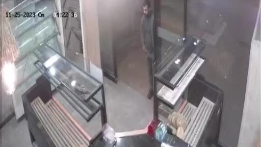 Bursa’da sadaka kutusunu çalan hırsız kamerada Bursa’da sadaka kutusunu çalan hırsız kamerada